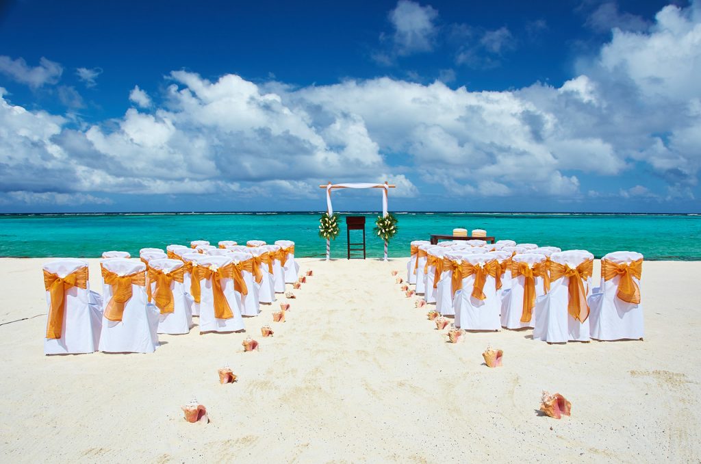 Beachfront Weddings at Canouan Estate Resort & Villas. Luxury weddings St Vincent & The Grenadines. 